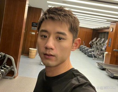 ​疑似郑爽曝张继科拿隐私照勒索景甜 800 万，袁姗姗等友人陪同安慰