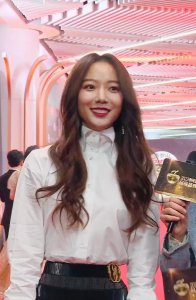 ​内娱这场红毯，让我发现，真正的美才不是比谁露得多