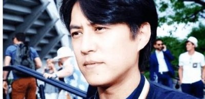 ​靳东跟老婆一起看球赛甜蜜蜜的瞬间，真是让人羡慕