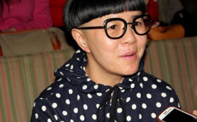 ​金龟子姐姐如今51岁，与女儿酷似姐妹，老公来头很大