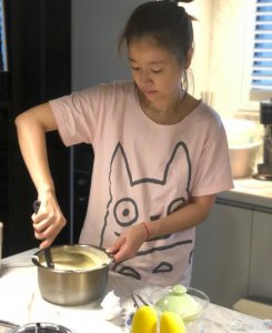 ​林心如微博晒做蛋糕，网友：霍建华！你老婆叫你回家吃蛋糕了