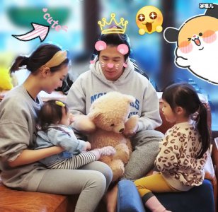 ​欧弟微博晒全家福，甜蜜照尽显幸福。