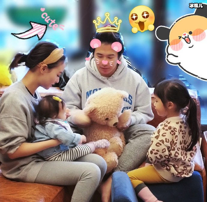 欧弟一家四口同框，两个女儿在身旁