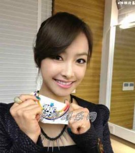 ​快乐大本营宋茜代班 宋茜将代班主持快乐大本营传张杰想当评审遭拒谢娜赌气罢工