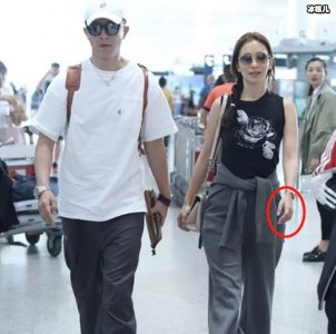 ​韩庚卢靖姗现身机场非常恩爱！卢靖姗带着戒指这是要结婚了吗？