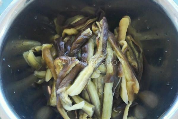 冻茄子怎么做好吃又简单（冻茄子浇汁制作教程分享）