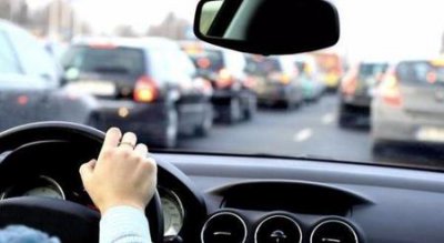 ​刚拿到驾照怎么开车上路(考完驾照新手如何上路)