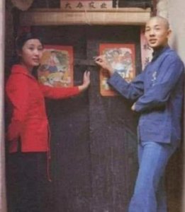 ​红绳系在脚上的意思(脚上系红绳代表什么意思)