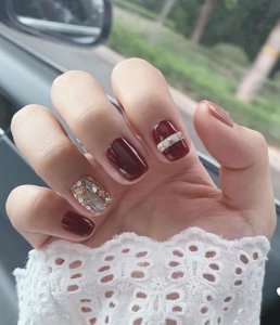 ​红色美甲搭配什么颜色好看(美甲红色配什么颜色好看图片)