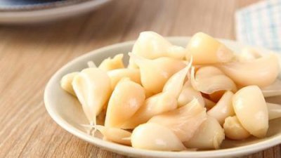 ​醋泡大蒜有什么好处和坏处(吃醋大蒜有什么好处和坏处)