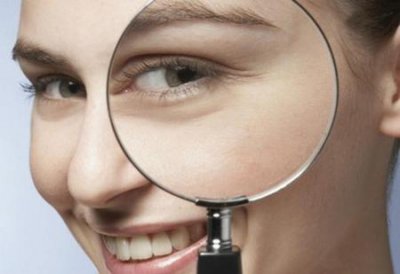 ​维生素e涂抹眼部能去皱纹吗(眼部皱纹用维生素E能去除最有效果)