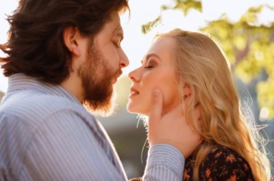 ​女生接吻为什么要闭眼，女生闭眼或睁眼