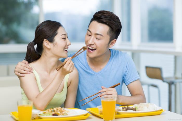 情侣闹了矛盾应该怎么挽回（情侣有了矛盾）