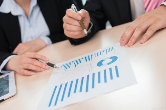 情侣闹了矛盾应该怎么挽回（情侣有了矛盾）