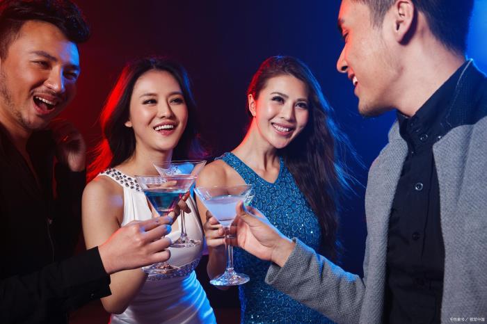 情侣闹了矛盾应该怎么挽回（情侣有了矛盾）