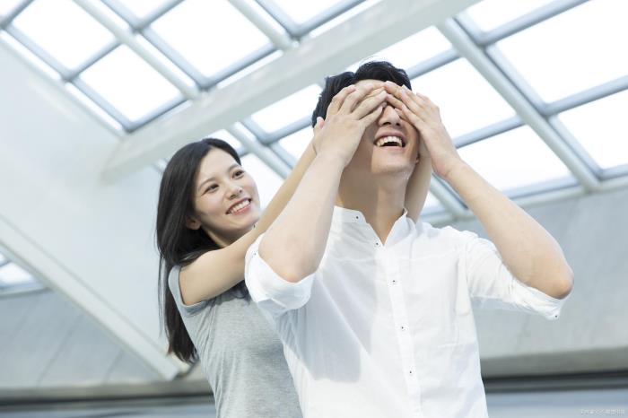 情侣闹了矛盾应该怎么挽回（情侣有了矛盾）