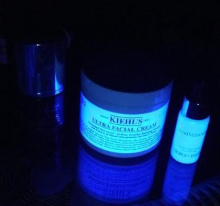 ​有荧光剂的面膜对皮肤有什么伤害(荧光剂面膜对皮肤的危害)