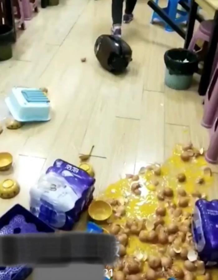 夫妻吵架图片（夫妻店内吵架）