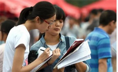 ​大学开设“公务员微专业” 该鼓励大学生考公吗？