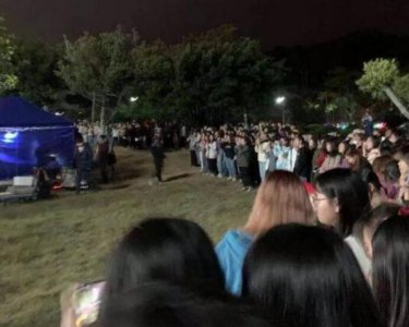 ​谭松韵宋威龙吻戏被围观 以家人之名路透视频现场曝光太甜了