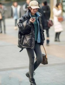 ​灰色外套搭什么颜色的裤子(灰色上衣搭配什么颜色的裤子好看)