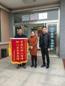 ​花言巧语哄女孩，男子不断花言巧语哄骗女孩