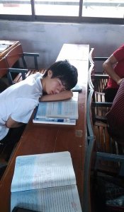 ​如何叫醒孩子(小孩早上赖床如何改变)