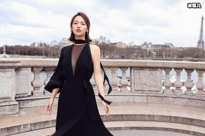 ​张嘉倪在巴黎时装周的装扮特别的吸引人，她的生图非常美丽！