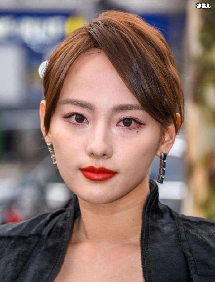 张嘉倪这张没有修过的照片，黑眼圈有点重