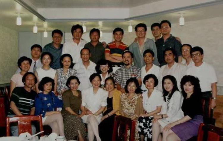 为什么香港配音 特别「为什么香港演员的国语配音这么特别既不是台湾腔也没有内地腔」