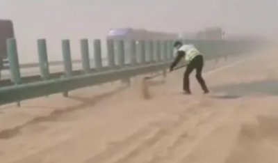 ​高速公路被黄沙淹没交警铲沙开路 为何今年北方地区沙尘暴如此繁复？