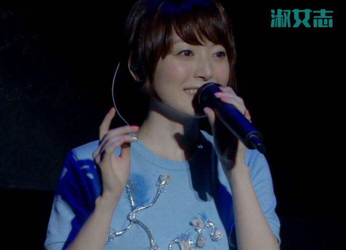 花泽香菜真的不笑了吗