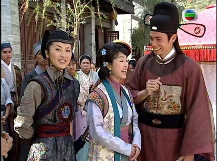 不是亲生女却受TVB力捧内地拍古装剧头晕呕吐老公急陪她返港求医