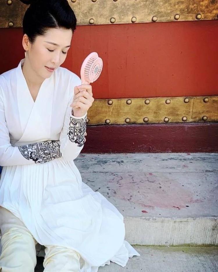 不是亲生女却受TVB力捧内地拍古装剧头晕呕吐老公急陪她返港求医