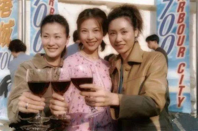 不是亲生女却受TVB力捧内地拍古装剧头晕呕吐老公急陪她返港求医