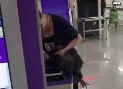 ​硬核大妈地铁表演现场杀鸡，场面一度陷入尴尬的气氛！