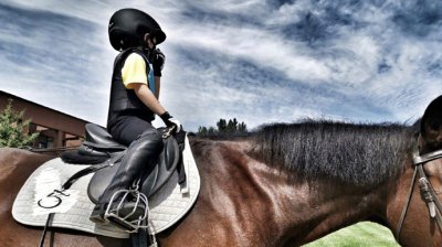 ​靳东为儿子庆生引热议 靳东儿子小干部称呼是怎么回事?