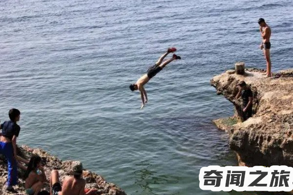 小男孩儿跳水失败事件（因跳水不规范导致脸部裂开）(2)_