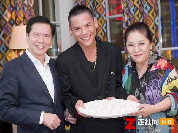 向佐为何那么有钱（父亲是中国星集团主席向华强）(1)_