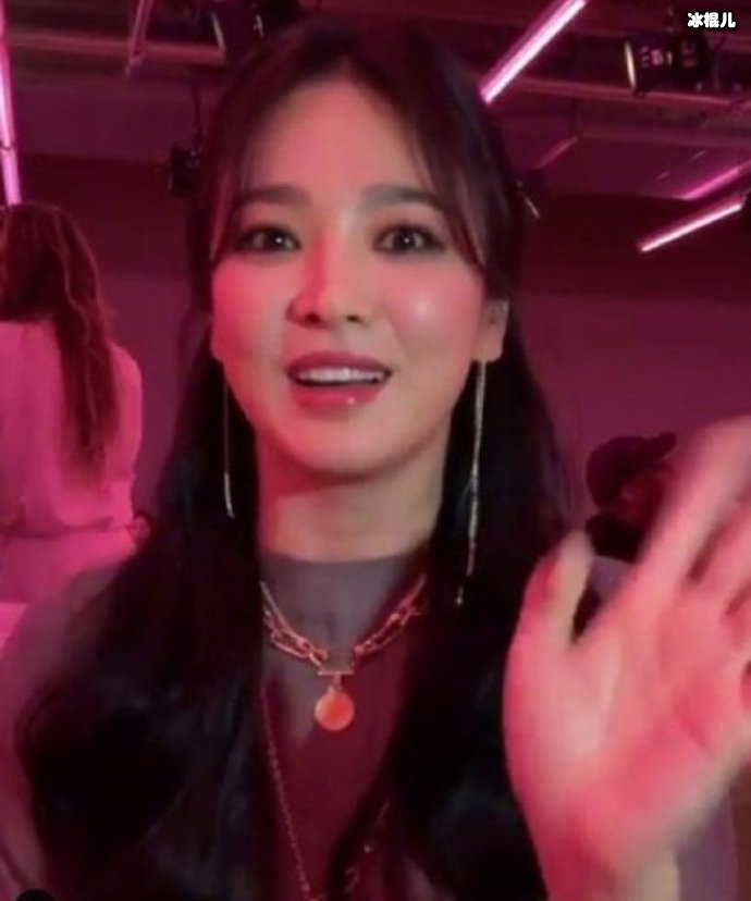 宋慧乔烟熏妆照