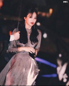 ​宋慧乔首次烟熏妆，一改往日风格但却撞脸陈乔恩？