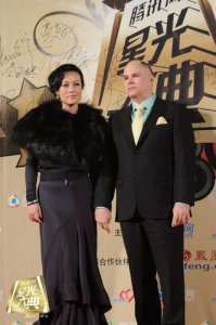 ​邬君梅老公，尊龙是混血还是中国人