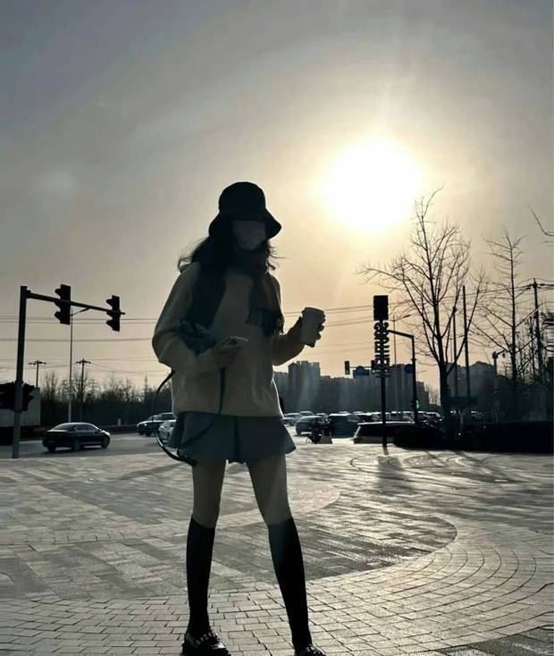 王诗龄现身伦敦逛街 穿短裤露细腿瘦出新高度