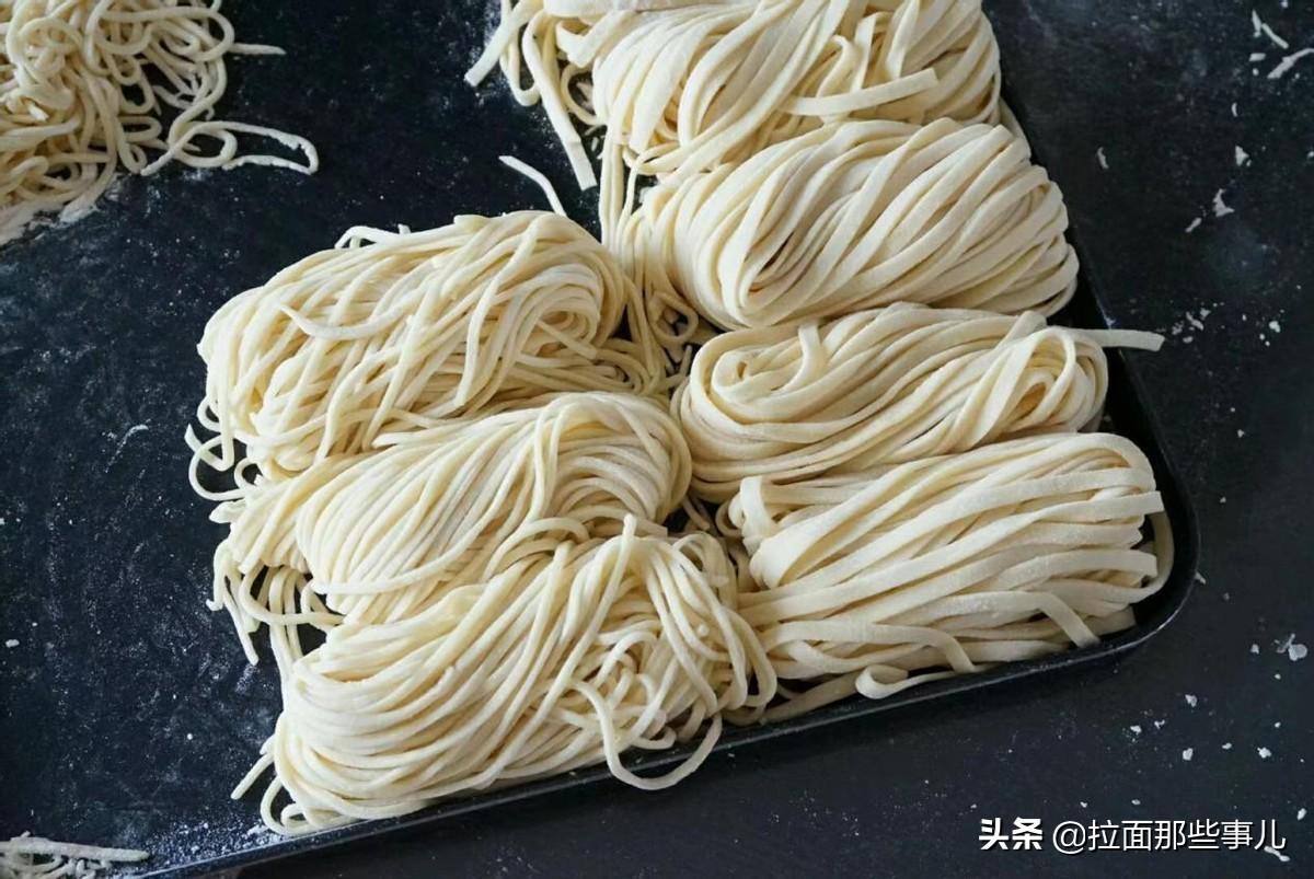 煮挂面应该冷水下锅还是热水下锅（煮挂面冷水下锅还是热水好吃）(图6)