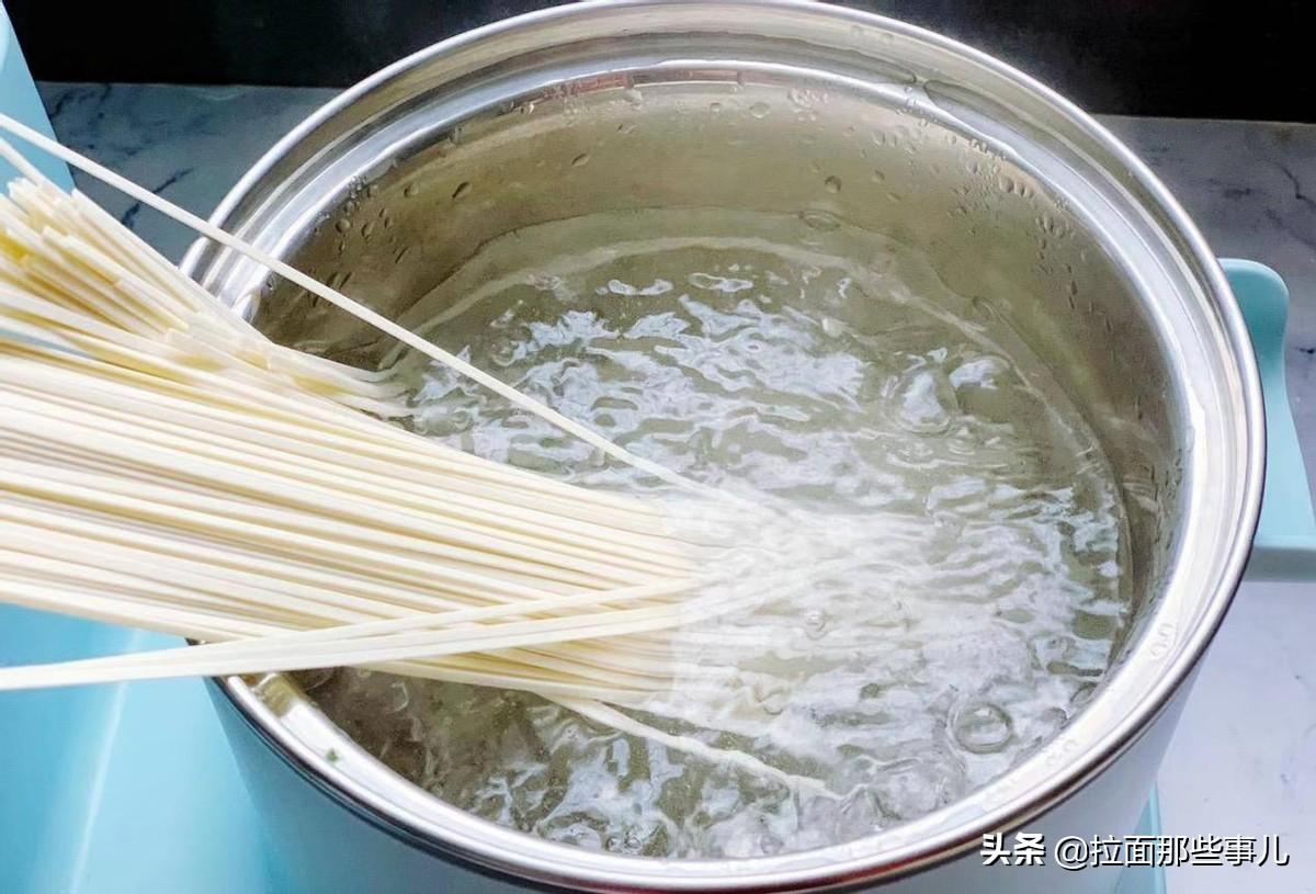 煮挂面应该冷水下锅还是热水下锅（煮挂面冷水下锅还是热水好吃）(图2)