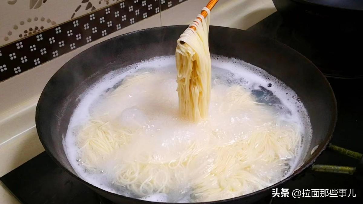 煮挂面应该冷水下锅还是热水下锅（煮挂面冷水下锅还是热水好吃）(图8)