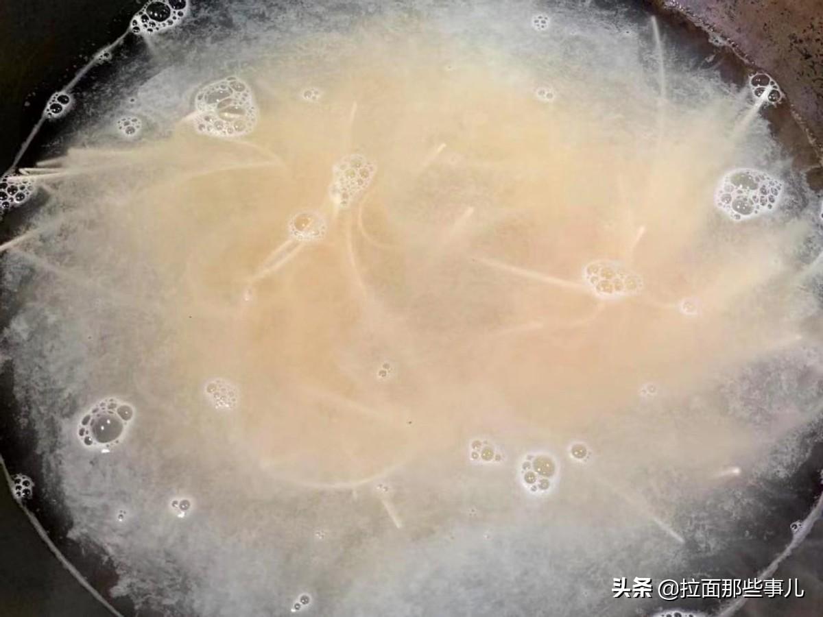煮挂面应该冷水下锅还是热水下锅（煮挂面冷水下锅还是热水好吃）(图4)