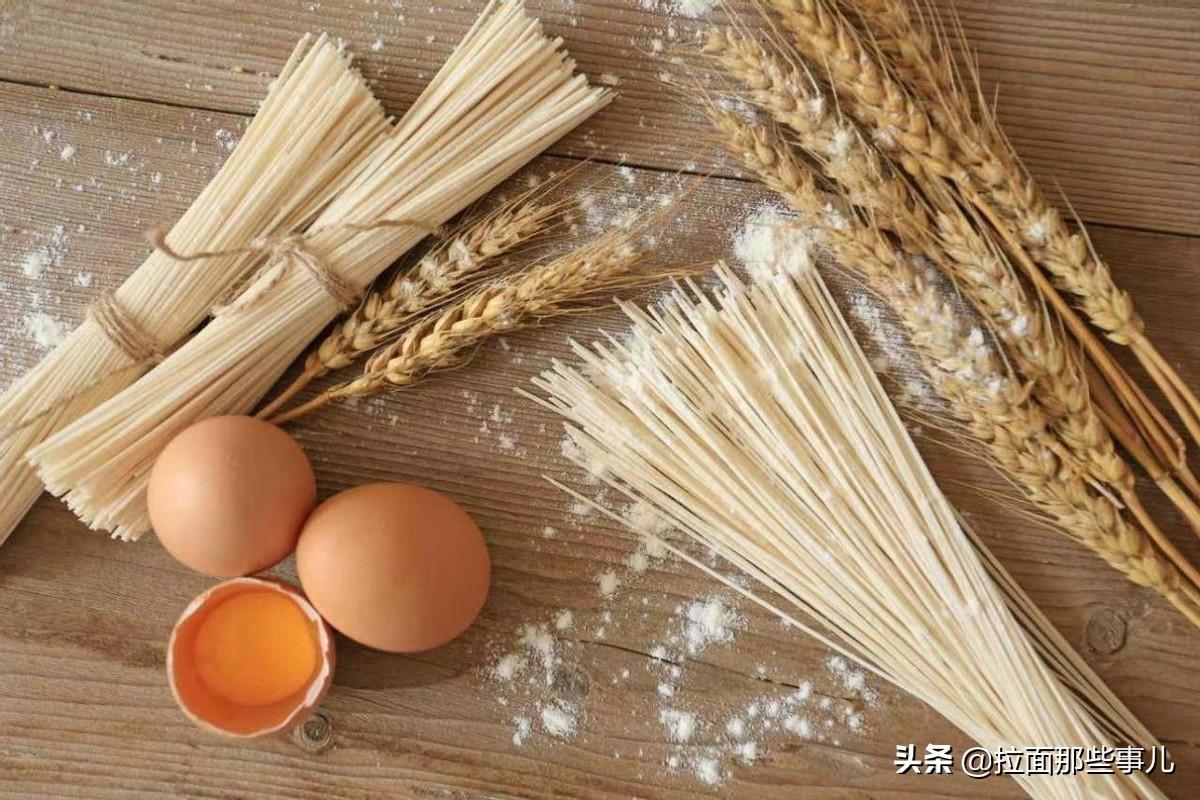 煮挂面应该冷水下锅还是热水下锅（煮挂面冷水下锅还是热水好吃）(图1)