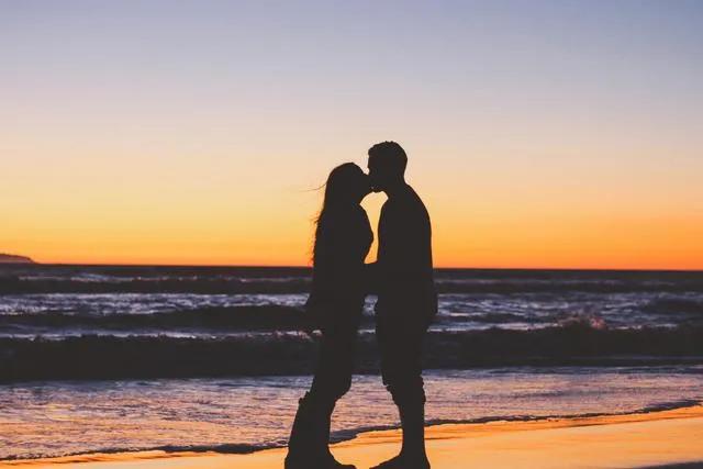 男生接吻为什么都要伸舌头（接吻伸舌头的男生是不是很渣）(图4)