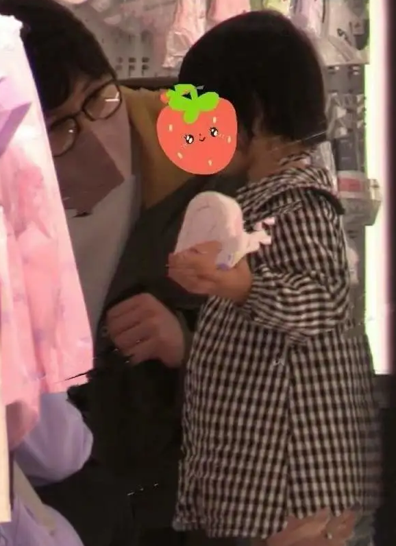 张超否认隐婚生娃传闻 称孩子是朋友家的